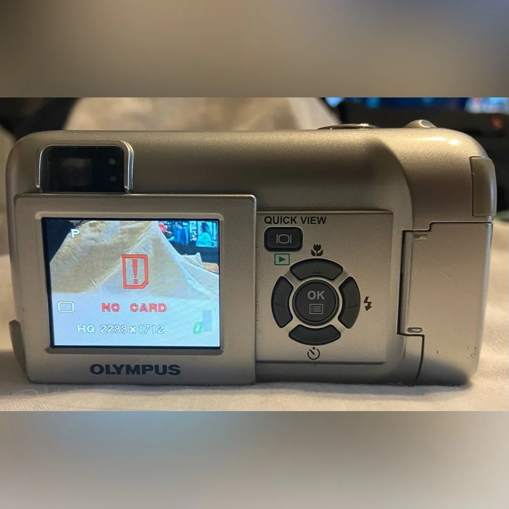 Olympus Camedia D-565 Zoom 4.0 MP Digital Camera Silver WORKS